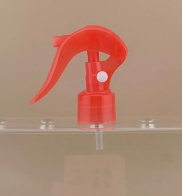 Máy xịt kích hoạt nhỏ màu đỏ để làm sạch nhà