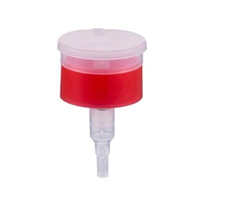 Bơm móng sạch bên trong để loại bỏ trang điểm của cô gái