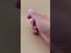 Bao bì kem môi nhỏ màu tím với nắp sườn rõ ràng cho son môi