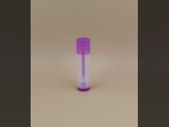 Bao bì kem môi nhỏ mịn mịn và rõ ràng với nắp màu tím cho son môi