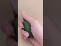 Thiết kế tinh tế, chai thủy tinh màu xanh lá cây đậm trong suốt đựng tinh chất