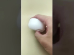 Nắp nhựa màu trắng áp xuống cho chai dầu gội