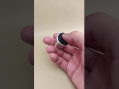 Nắp tròn nhẵn bằng nhôm-nhựa màu bạc với nút đen cho chai sản phẩm chăm sóc da