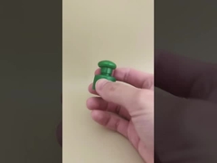 Vỏ nhựa màu xanh lá cây gọn gàng với nút cho chai mỹ phẩm