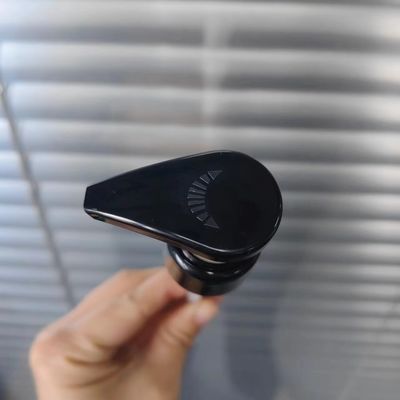 Máy bơm kem PP Khép râu mịn Khóa đầu yên Máy bơm kem khóa vít bằng nhựa