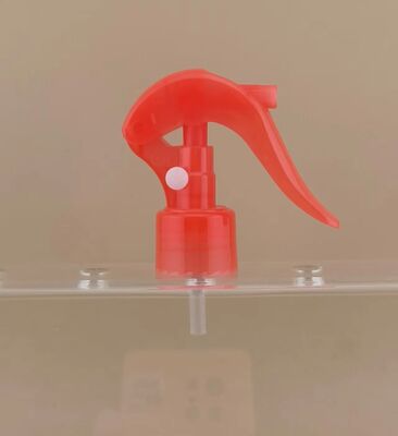 Máy xịt kích hoạt nhỏ màu đỏ để làm sạch nhà