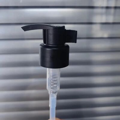 Thiết kế mới Máy bơm kem dưỡng da bằng nhựa 24mm 28mm có khóa trái phải Máy bơm kem dưỡng da xoắn có kẹp