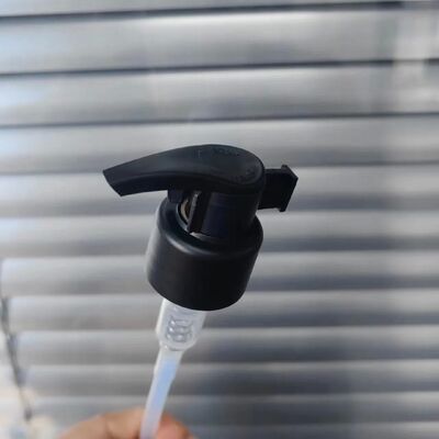 Thiết kế mới Máy bơm kem dưỡng da bằng nhựa 24mm 28mm có khóa trái phải Máy bơm kem dưỡng da xoắn có kẹp