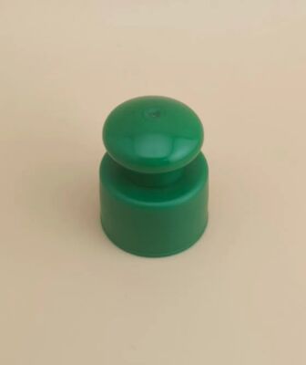 Vỏ nhựa màu xanh lá cây gọn gàng với nút cho chai mỹ phẩm