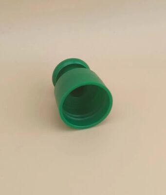 Vỏ nhựa màu xanh lá cây gọn gàng với nút cho chai mỹ phẩm
